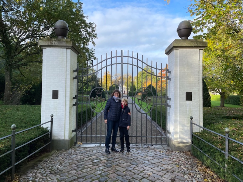 Ane og Kristian foran parken til Schackenborg Slot i Møgeltønder